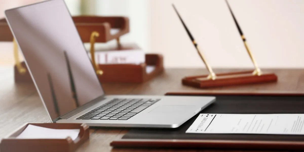 Alabama online notary guide comparing the $10 notary fee cap, BlueNotary pricing, and paper-based notarization.