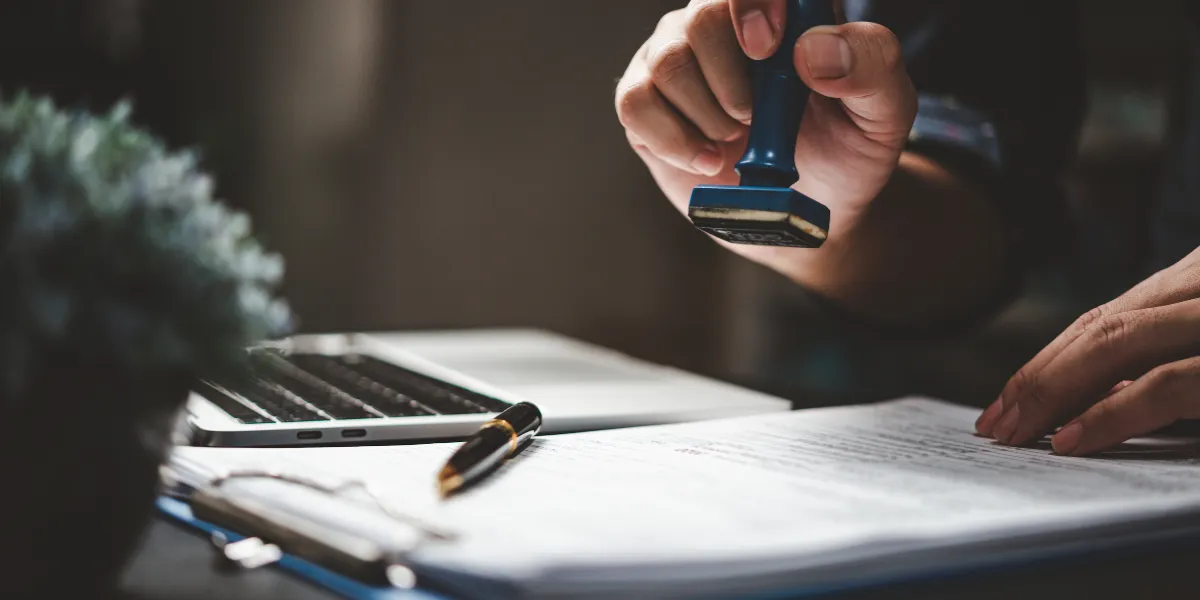 Staples notary guide comparing online notarization and in-store availability.
