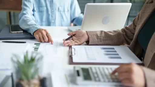Notary near me open now guide comparing banks, mobile notaries, store locations, and online notarization for evenings and weekends.
